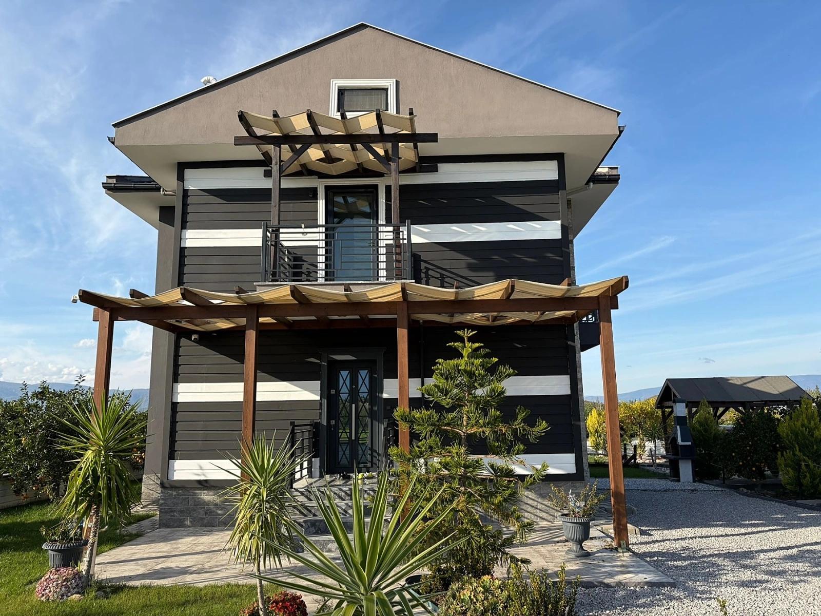 4+1 Villa Zum Verkauf In Eskiköy, Gelegen Auf Einem 14.136 M² Großen Grundstück