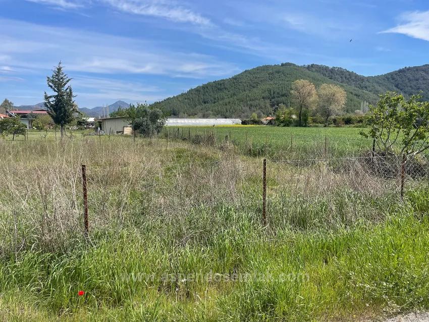 In Okçular Einem 736M2 Großen, 250M2 Großen Bau Genehmigten Verkäuflichen Grundstück