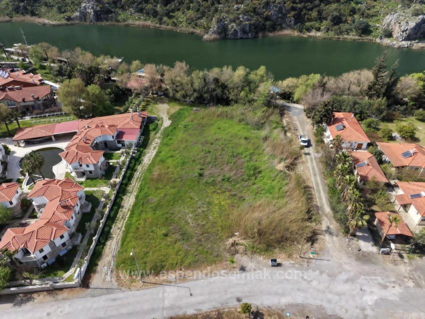 2600 M² Großes Grundstück In Dalyan Gülpınar, Direkt Am Kanal Gelegen, Mit 20% Tourismuszonierung Zu Verkaufen.