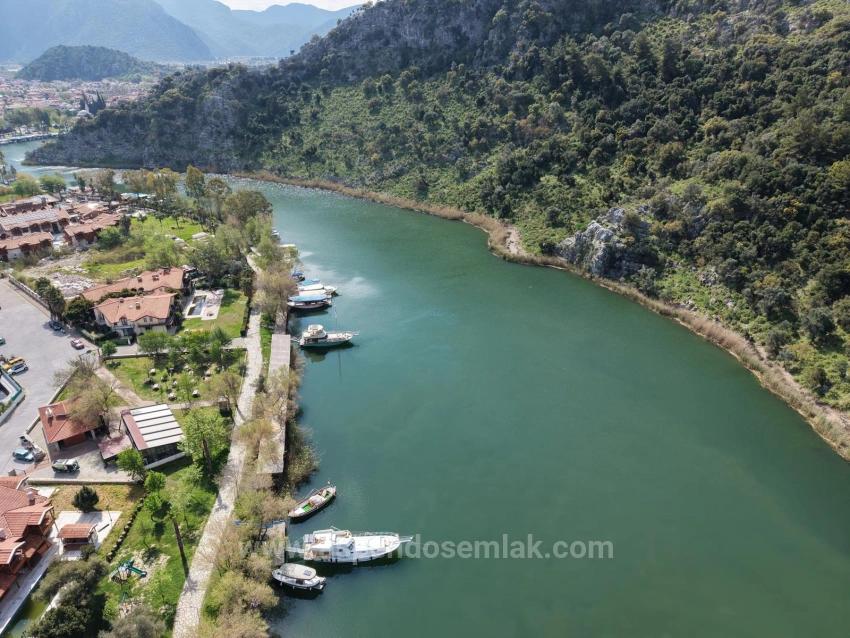 2600 M² Großes Grundstück In Dalyan Gülpınar, Direkt Am Kanal Gelegen, Mit 20% Tourismuszonierung Zu Verkaufen.