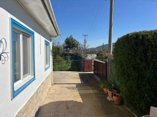 Eingeschossiges Haus Mit 2 Schlafzimmern Und Einem Zusätzlichen Zimmer Auf Einem 459 M² Großen Grundstück In Okçular Zu Verkaufen