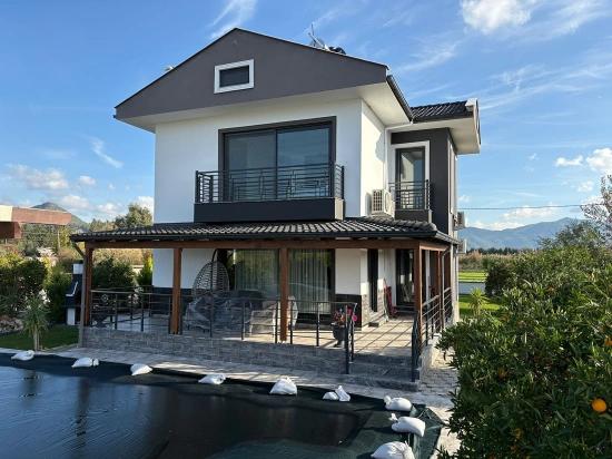 4+1 Villa Zum Verkauf In Eskiköy, Gelegen Auf Einem 14.136 M² Großen Grundstück