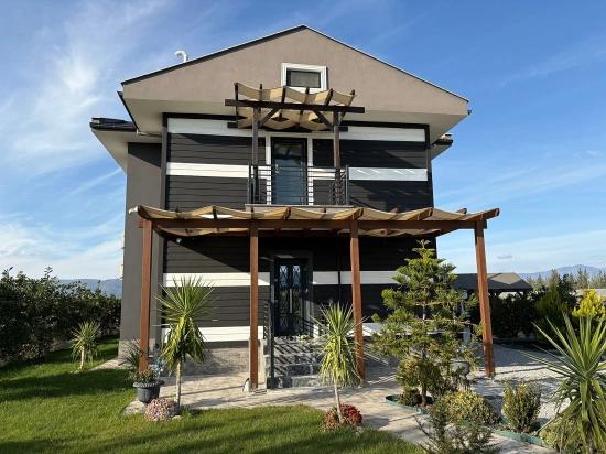4+1 Villa Zum Verkauf In Eskiköy, Gelegen Auf Einem 14.136 M² Großen Grundstück