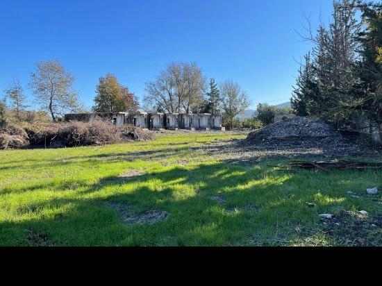 9.037 M² Großes Grundstück In Dalyan Gülpınar, Direkt An Der Hauptstraße, Zu Verkaufen.