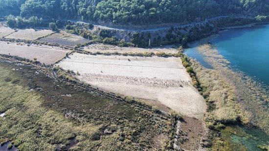 3210 M² Großes 2b-grundstück In Çandır, Direkt Am Seeufer, Zu Verkaufen