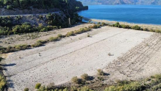 3210 M² Großes 2b-grundstück In Çandır, Direkt Am Seeufer, Zu Verkaufen