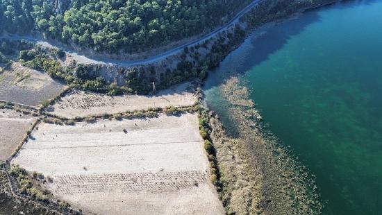 3210 M² Großes 2b-grundstück In Çandır, Direkt Am Seeufer, Zu Verkaufen