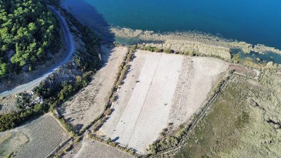 3210 M² Großes 2b-grundstück In Çandır, Direkt Am Seeufer, Zu Verkaufen