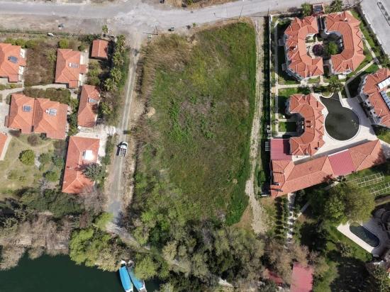 2600 M² Großes Grundstück In Dalyan Gülpınar, Direkt Am Kanal Gelegen, Mit 20% Tourismuszonierung Zu Verkaufen.