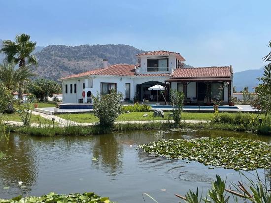 Luxuriöse 4+1-zimmer-villa Auf Einem 7000 M² Großen Grundstück Mit Blick Auf Den Strand Von Dalyan Iztuzu Zu Verkaufen