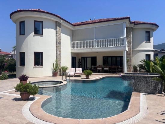 5+1 Villa For Sale In A 980M2 Land On The Corner In Dalyan Maraş