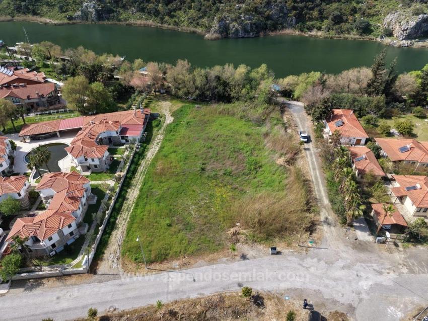 Продается Земельный Участок Площадью 2600 М2 В Дальян Гюльпынар, Прямо Рядом С Каналом, С 20% Зонированием Под Туристическую Застройку.