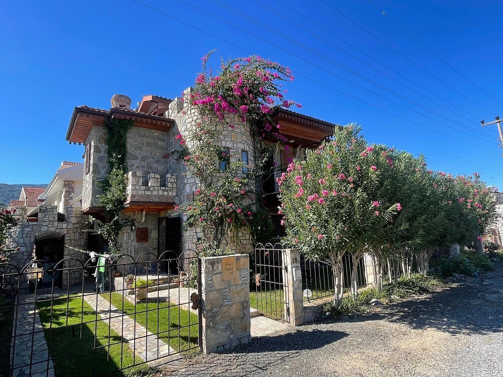 Dalyan Gülpınar'da 580M2 Arsa İçerisinde Satılık Taş Villa