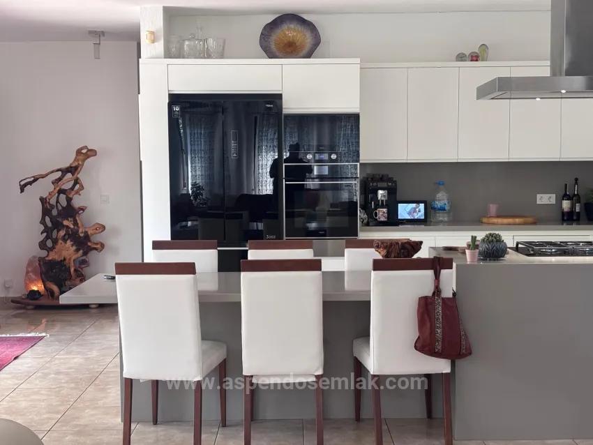 Dalyan Maraş'ta Köşebaşı 980M2 Arsa İçerisinde 5+1 Satılık Villa
