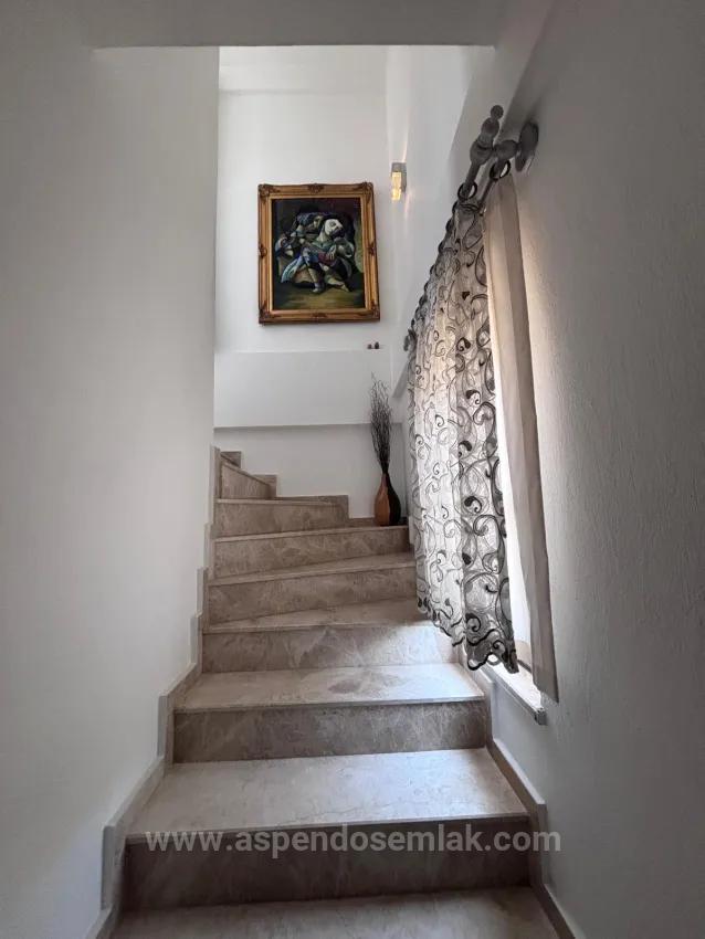 Dalyan Maraş'ta Köşebaşı 980M2 Arsa İçerisinde 5+1 Satılık Villa