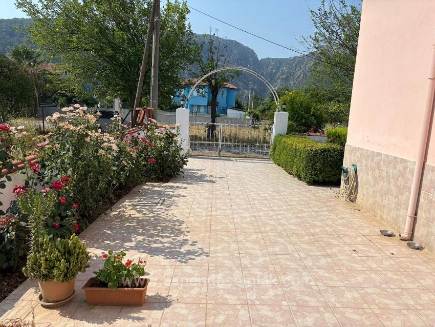 Okçular'da 514M2 Arsa İçerisinde 2 Katlı Satılık Ev