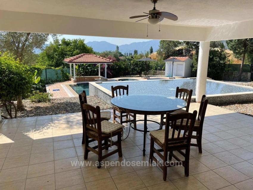 Çandır'da Deniz Ve Göl Manzaralı 5+2 Satılık Villa