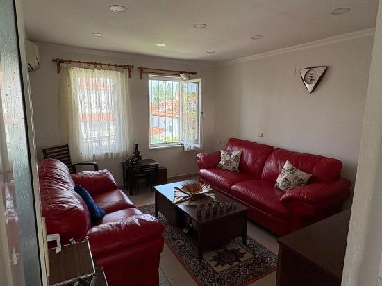 Okçular'da 514m2 Arsa İçerisinde 2 Katlı Satılık Ev