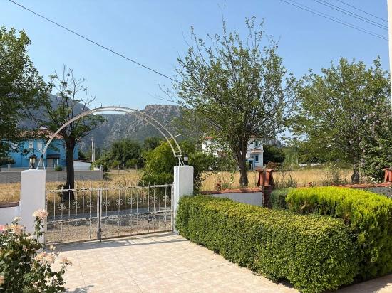 Okçular'da 514m2 Arsa İçerisinde 2 Katlı Satılık Ev
