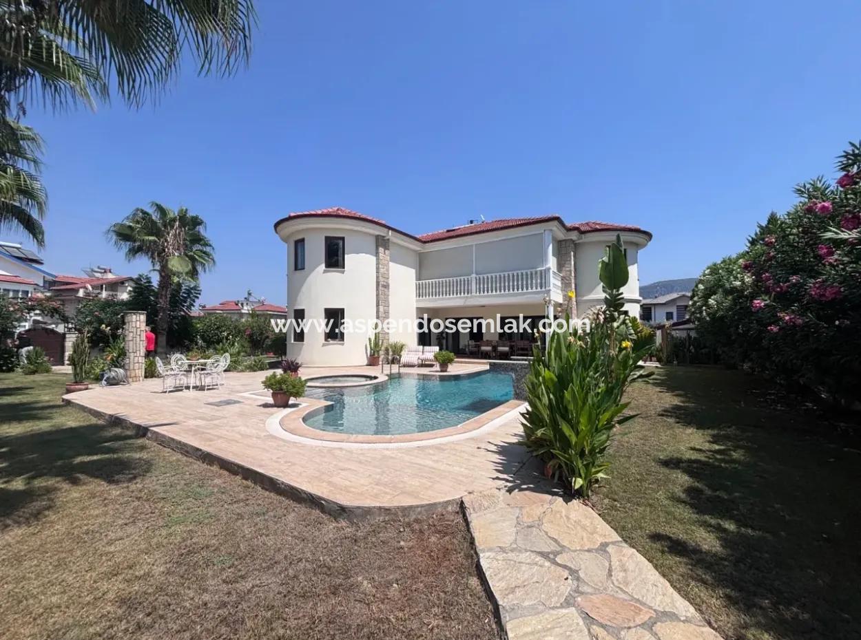 Dalyan Maraş'da Köşebaşında 980M2 Arsa İçin'de 5+1 Satılık Villa