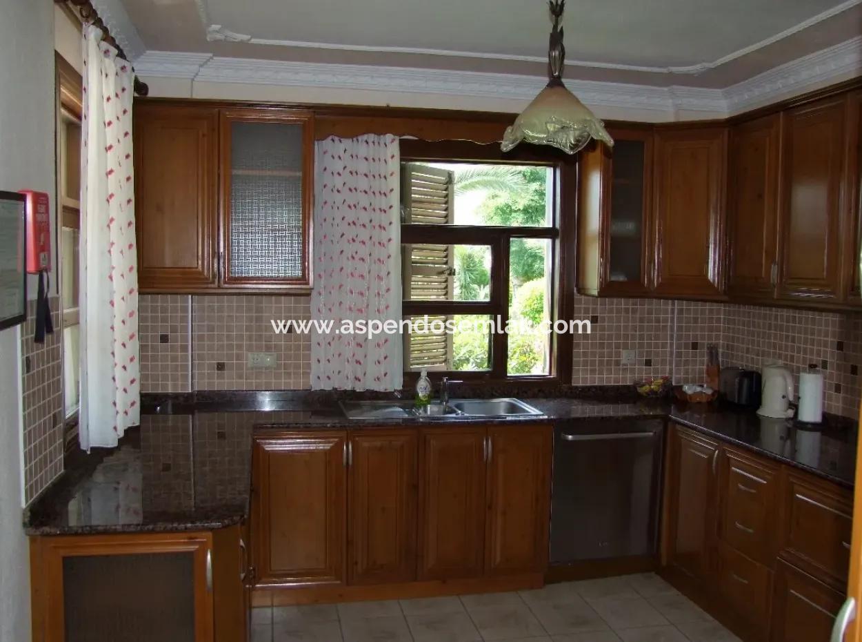 Dalyan'da Deniz Ve Kanal Göl Kral Mezarları Doğa Manzaralı Maraşda Satılık Lüks Villa