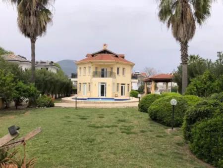 Dalyan Gülpınar'da 1100 M2 Arsa İçerisinde 6+1 Satılık Villa