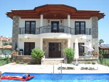 Dalyan'da Satılık Villa Dalyan Gülpınarda  800M2 Arsa İçerisinde 4+1 Salık Lüks Villa